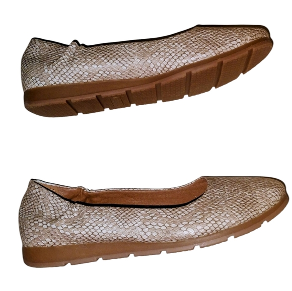 Baretraps Women Beige Prim Leather Flats Posture+ Technology Cushioned SZ 8 - Picture 3 of 6